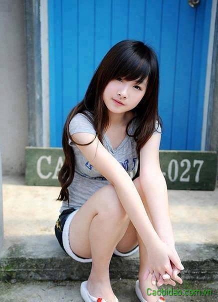 girl xinh dể thương ngồi buồn