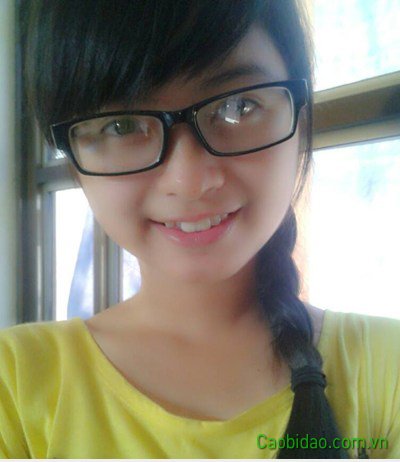 Girl 4 mắt cười dê thương Girl 4 mắt cười dê thương
